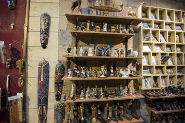 Hurghada Papyrus Müzesi içeriden görünüyor. Papirüs, özellikle Mısır 'da antik çağlarda yazılmış olan Cyperus papirüsünden üretilen kağıt benzeri bir malzemedir..