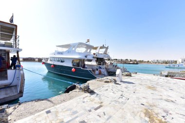 Kızıl Deniz 'deki yatlar ve gemiler kırmızı siyanobakteriyel trikodesmiyum eritrayumun mevsimsel patlamalarından geliyor, yakınlardaki dağlardan, kırmızı mineraller bakımından zengin ya da Himariitlerden, adı kırmızı anlamına gelen bir kabileden.
