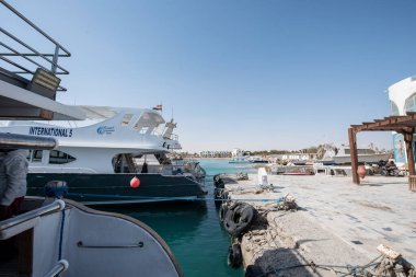 Kızıl Deniz 'deki yatlar ve gemiler kırmızı siyanobakteriyel trikodesmiyum eritrayumun mevsimsel patlamalarından geliyor, yakınlardaki dağlardan, kırmızı mineraller bakımından zengin ya da Himariitlerden, adı kırmızı anlamına gelen bir kabileden.