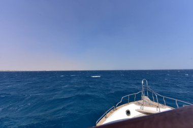 Kızıl Deniz 'deki yatlar ve gemiler kırmızı siyanobakteriyel trikodesmiyum eritrayumun mevsimsel patlamalarından geliyor, yakınlardaki dağlardan, kırmızı mineraller bakımından zengin ya da Himariitlerden, adı kırmızı anlamına gelen bir kabileden.