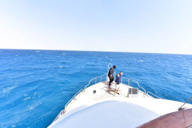 Kızıl Deniz 'deki yatlar ve gemiler kırmızı siyanobakteriyel trikodesmiyum eritrayumun mevsimsel patlamalarından geliyor, yakınlardaki dağlardan, kırmızı mineraller bakımından zengin ya da Himariitlerden, adı kırmızı anlamına gelen bir kabileden.