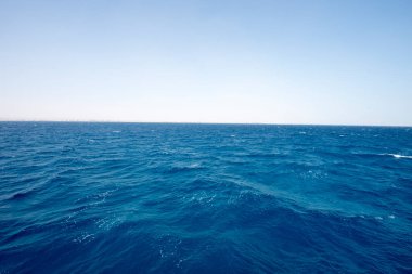 Kızıl Deniz. Denizin adı, kırmızı olmayan suyun rengini göstermez. Kırmızı siyanobakteryum trikodesmiyum eritrayumun mevsimsel patlamaları yüzünden olabilir. Bir diğer kaynak da yakınlardaki kırmızı mineral zengini dağlar olabilir. 