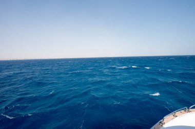 Kızıl Deniz. Denizin adı, kırmızı olmayan suyun rengini göstermez. Kırmızı siyanobakteryum trikodesmiyum eritrayumun mevsimsel patlamaları yüzünden olabilir. Bir diğer kaynak da yakınlardaki kırmızı mineral zengini dağlar olabilir. 