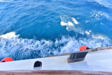 Kızıl Deniz. Denizin adı, kırmızı olmayan suyun rengini göstermez. Kırmızı siyanobakteryum trikodesmiyum eritrayumun mevsimsel patlamaları yüzünden olabilir. Bir diğer kaynak da yakınlardaki kırmızı mineral zengini dağlar olabilir. 