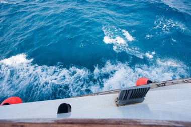 Kızıl Deniz. Denizin adı, kırmızı olmayan suyun rengini göstermez. Kırmızı siyanobakteryum trikodesmiyum eritrayumun mevsimsel patlamaları yüzünden olabilir. Bir diğer kaynak da yakınlardaki kırmızı mineral zengini dağlar olabilir. 