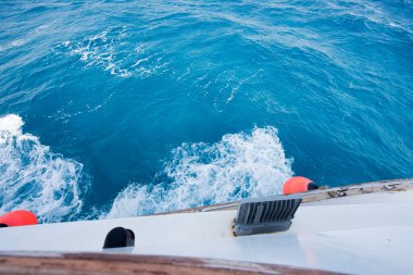 Kızıl Deniz. Denizin adı, kırmızı olmayan suyun rengini göstermez. Kırmızı siyanobakteryum trikodesmiyum eritrayumun mevsimsel patlamaları yüzünden olabilir. Bir diğer kaynak da yakınlardaki kırmızı mineral zengini dağlar olabilir. 