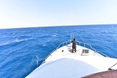 Kızıl Deniz 'deki yatlar ve gemiler kırmızı siyanobakteriyel trikodesmiyum eritrayumun mevsimsel patlamalarından geliyor, yakınlardaki dağlardan, kırmızı mineraller bakımından zengin ya da Himariitlerden, adı kırmızı anlamına gelen bir kabileden.