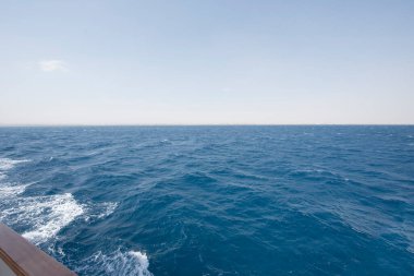 Kızıl Deniz. Denizin adı, kırmızı olmayan suyun rengini göstermez. Kırmızı siyanobakteryum trikodesmiyum eritrayumun mevsimsel patlamaları yüzünden olabilir. Bir diğer kaynak da yakınlardaki kırmızı mineral zengini dağlar olabilir. 