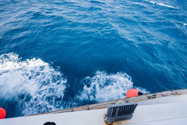 Kızıl Deniz. Denizin adı, kırmızı olmayan suyun rengini göstermez. Kırmızı siyanobakteryum trikodesmiyum eritrayumun mevsimsel patlamaları yüzünden olabilir. Bir diğer kaynak da yakınlardaki kırmızı mineral zengini dağlar olabilir. 