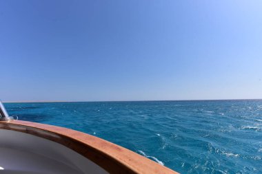 Kızıl Deniz. Denizin adı, kırmızı olmayan suyun rengini göstermez. Kırmızı siyanobakteryum trikodesmiyum eritrayumun mevsimsel patlamaları yüzünden olabilir. Bir diğer kaynak da yakınlardaki kırmızı mineral zengini dağlar olabilir. 