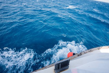 Kızıl Deniz. Denizin adı, kırmızı olmayan suyun rengini göstermez. Kırmızı siyanobakteryum trikodesmiyum eritrayumun mevsimsel patlamaları yüzünden olabilir. Bir diğer kaynak da yakınlardaki kırmızı mineral zengini dağlar olabilir. 