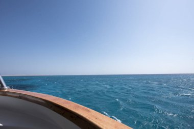 Kızıl Deniz. Denizin adı, kırmızı olmayan suyun rengini göstermez. Kırmızı siyanobakteryum trikodesmiyum eritrayumun mevsimsel patlamaları yüzünden olabilir. Bir diğer kaynak da yakınlardaki kırmızı mineral zengini dağlar olabilir. 