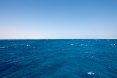 Kızıl Deniz. Denizin adı, kırmızı olmayan suyun rengini göstermez. Kırmızı siyanobakteryum trikodesmiyum eritrayumun mevsimsel patlamaları yüzünden olabilir. Bir diğer kaynak da yakınlardaki kırmızı mineral zengini dağlar olabilir. 