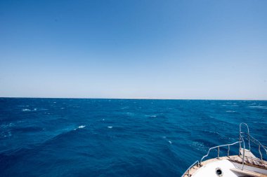 Kızıl Deniz. Denizin adı, kırmızı olmayan suyun rengini göstermez. Kırmızı siyanobakteryum trikodesmiyum eritrayumun mevsimsel patlamaları yüzünden olabilir. Bir diğer kaynak da yakınlardaki kırmızı mineral zengini dağlar olabilir. 