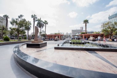 Mısır Antikalar Müzesi -Cairo- (dış görüş), Müze antik Mısır tarihinin birçok önemli parçalarını içerir. Dünyanın en büyük firavun antikaları koleksiyonu ve Kral Tutankamon 'un birçok hazinesine ev sahipliği yapar.