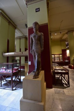 Mısır Antik Müzesi - Cairo- (iç görünüm), antik Mısır tarihinin birçok önemli parçalarını içerir. Dünyanın en büyük firavun antikaları koleksiyonu ve Kral Tutankamon 'un birçok hazinesine ev sahipliği yapar..