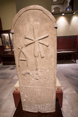 Mısır Antik Müzesi - Cairo- (iç görünüm), antik Mısır tarihinin birçok önemli parçalarını içerir. Dünyanın en büyük firavun antikaları koleksiyonu ve Kral Tutankamon 'un birçok hazinesine ev sahipliği yapar..