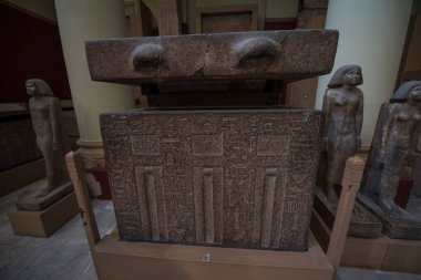 Mısır Antik Müzesi - Cairo- (iç görünüm), antik Mısır tarihinin birçok önemli parçalarını içerir. Dünyanın en büyük firavun antikaları koleksiyonu ve Kral Tutankamon 'un birçok hazinesine ev sahipliği yapar..