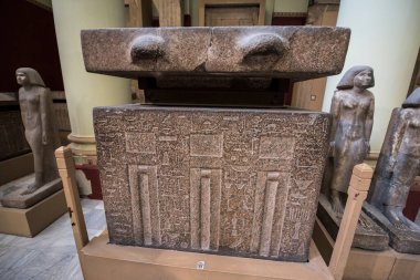 Mısır Antik Müzesi - Cairo- (iç görünüm), antik Mısır tarihinin birçok önemli parçalarını içerir. Dünyanın en büyük firavun antikaları koleksiyonu ve Kral Tutankamon 'un birçok hazinesine ev sahipliği yapar..