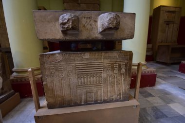 Mısır Antik Müzesi - Cairo- (iç görünüm), antik Mısır tarihinin birçok önemli parçalarını içerir. Dünyanın en büyük firavun antikaları koleksiyonu ve Kral Tutankamon 'un birçok hazinesine ev sahipliği yapar..