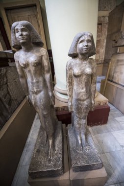 Mısır Antik Müzesi - Cairo- (iç görünüm), antik Mısır tarihinin birçok önemli parçalarını içerir. Dünyanın en büyük firavun antikaları koleksiyonu ve Kral Tutankamon 'un birçok hazinesine ev sahipliği yapar..