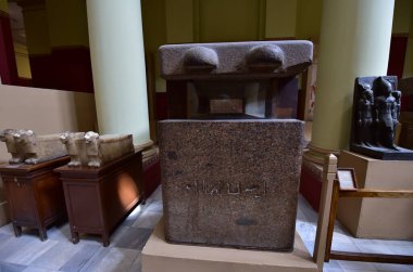 Mısır Antik Müzesi - Cairo- (iç görünüm), antik Mısır tarihinin birçok önemli parçalarını içerir. Dünyanın en büyük firavun antikaları koleksiyonu ve Kral Tutankamon 'un birçok hazinesine ev sahipliği yapar..