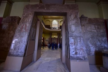 Mısır Antik Müzesi - Cairo- (iç görünüm), antik Mısır tarihinin birçok önemli parçalarını içerir. Dünyanın en büyük firavun antikaları koleksiyonu ve Kral Tutankamon 'un birçok hazinesine ev sahipliği yapar..