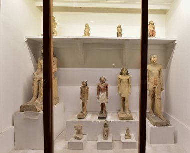 Mısır Antik Müzesi - Cairo- (iç görünüm), antik Mısır tarihinin birçok önemli parçalarını içerir. Dünyanın en büyük firavun antikaları koleksiyonu ve Kral Tutankamon 'un birçok hazinesine ev sahipliği yapar..