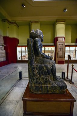 Mısır Antik Müzesi - Cairo- (iç görünüm), antik Mısır tarihinin birçok önemli parçalarını içerir. Dünyanın en büyük firavun antikaları koleksiyonu ve Kral Tutankamon 'un birçok hazinesine ev sahipliği yapar..