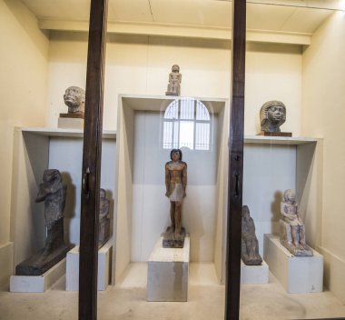 Mısır Antik Müzesi - Cairo- (iç görünüm), antik Mısır tarihinin birçok önemli parçalarını içerir. Dünyanın en büyük firavun antikaları koleksiyonu ve Kral Tutankamon 'un birçok hazinesine ev sahipliği yapar..