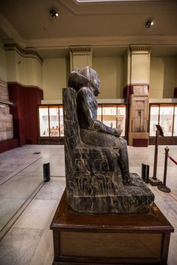 Mısır Antik Müzesi - Cairo- (iç görünüm), antik Mısır tarihinin birçok önemli parçalarını içerir. Dünyanın en büyük firavun antikaları koleksiyonu ve Kral Tutankamon 'un birçok hazinesine ev sahipliği yapar..