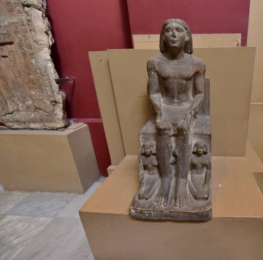 Mısır Antik Müzesi - Cairo- (iç görünüm), antik Mısır tarihinin birçok önemli parçalarını içerir. Dünyanın en büyük firavun antikaları koleksiyonu ve Kral Tutankamon 'un birçok hazinesine ev sahipliği yapar..