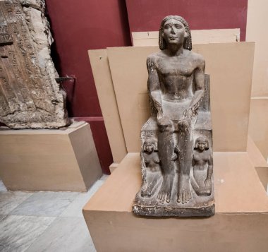 Mısır Antik Müzesi - Cairo- (iç görünüm), antik Mısır tarihinin birçok önemli parçalarını içerir. Dünyanın en büyük firavun antikaları koleksiyonu ve Kral Tutankamon 'un birçok hazinesine ev sahipliği yapar..