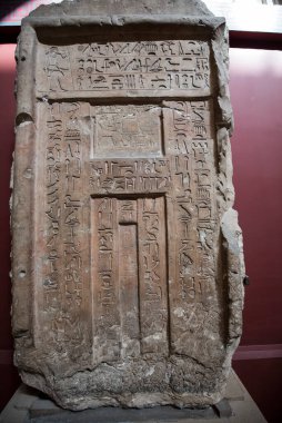 Mısır Antik Müzesi - Cairo- (iç görünüm), antik Mısır tarihinin birçok önemli parçalarını içerir. Dünyanın en büyük firavun antikaları koleksiyonu ve Kral Tutankamon 'un birçok hazinesine ev sahipliği yapar..