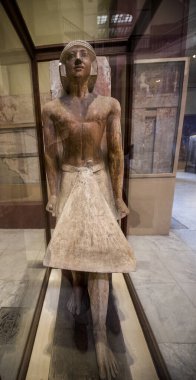 Mısır Antik Müzesi - Cairo- (iç görünüm), antik Mısır tarihinin birçok önemli parçalarını içerir. Dünyanın en büyük firavun antikaları koleksiyonu ve Kral Tutankamon 'un birçok hazinesine ev sahipliği yapar..