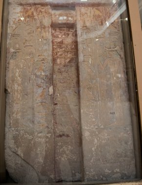 Mısır Antik Müzesi - Cairo- (iç görünüm), antik Mısır tarihinin birçok önemli parçalarını içerir. Dünyanın en büyük firavun antikaları koleksiyonu ve Kral Tutankamon 'un birçok hazinesine ev sahipliği yapar..