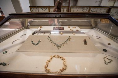 Mısır Antik Müzesi - Cairo- (iç görünüm), antik Mısır tarihinin birçok önemli parçalarını içerir. Dünyanın en büyük firavun antikaları koleksiyonu ve Kral Tutankamon 'un birçok hazinesine ev sahipliği yapar..