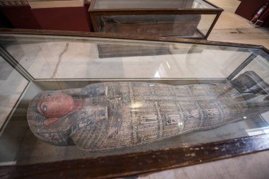 Mısır Antik Müzesi - Cairo- (iç görünüm), antik Mısır tarihinin birçok önemli parçalarını içerir. Dünyanın en büyük firavun antikaları koleksiyonu ve Kral Tutankamon 'un birçok hazinesine ev sahipliği yapar..