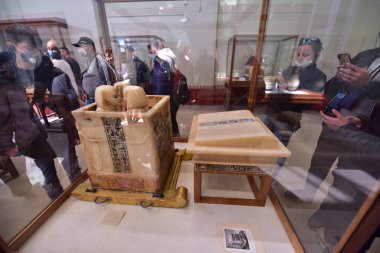 Mısır Antik Müzesi - Cairo- (iç görünüm), antik Mısır tarihinin birçok önemli parçalarını içerir. Dünyanın en büyük firavun antikaları koleksiyonu ve Kral Tutankamon 'un birçok hazinesine ev sahipliği yapar..