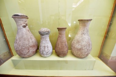 Mısır Antik Müzesi - Cairo- (iç görünüm), antik Mısır tarihinin birçok önemli parçalarını içerir. Dünyanın en büyük firavun antikaları koleksiyonu ve Kral Tutankamon 'un birçok hazinesine ev sahipliği yapar..