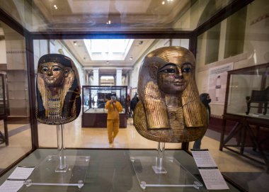 Mısır Antik Müzesi - Cairo- (iç görünüm), antik Mısır tarihinin birçok önemli parçalarını içerir. Dünyanın en büyük firavun antikaları koleksiyonu ve Kral Tutankamon 'un birçok hazinesine ev sahipliği yapar..