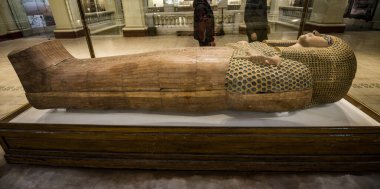 Mısır Antik Müzesi - Cairo- (iç görünüm), antik Mısır tarihinin birçok önemli parçalarını içerir. Dünyanın en büyük firavun antikaları koleksiyonu ve Kral Tutankamon 'un birçok hazinesine ev sahipliği yapar..