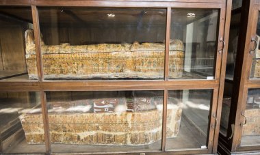 Mısır Antik Müzesi - Cairo- (iç görünüm), antik Mısır tarihinin birçok önemli parçalarını içerir. Dünyanın en büyük firavun antikaları koleksiyonu ve Kral Tutankamon 'un birçok hazinesine ev sahipliği yapar..