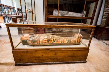 Mısır Antik Müzesi - Cairo- (iç görünüm), antik Mısır tarihinin birçok önemli parçalarını içerir. Dünyanın en büyük firavun antikaları koleksiyonu ve Kral Tutankamon 'un birçok hazinesine ev sahipliği yapar..