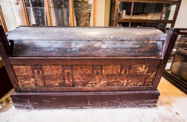 Mısır Antik Müzesi - Cairo- (iç görünüm), antik Mısır tarihinin birçok önemli parçalarını içerir. Dünyanın en büyük firavun antikaları koleksiyonu ve Kral Tutankamon 'un birçok hazinesine ev sahipliği yapar..