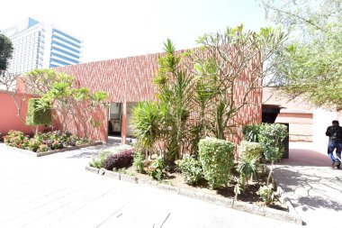 Mısır Antikalar Müzesi -Cairo- (dış görüş), Müze antik Mısır tarihinin birçok önemli parçalarını içerir. Dünyanın en büyük firavun antikaları koleksiyonu ve Kral Tutankamon 'un birçok hazinesine ev sahipliği yapar.