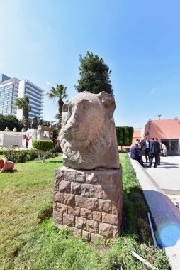 Mısır Antikalar Müzesi -Cairo- (dış görüş), Müze antik Mısır tarihinin birçok önemli parçalarını içerir. Dünyanın en büyük firavun antikaları koleksiyonu ve Kral Tutankamon 'un birçok hazinesine ev sahipliği yapar.