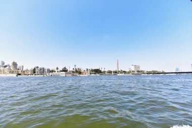 Kahire 'de görülen Nil. Nil, Afrika 'nın kuzeydoğusunda büyük bir nehirdir. Nil 'deki gemi yolculuğu size lüks ve yoksulluk arasında mücadele eden bir Mısır toplumunu gösteriyor.. 