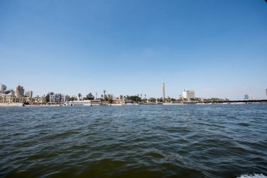 Kahire 'de görülen Nil. Nil, Afrika 'nın kuzeydoğusunda büyük bir nehirdir. Nil 'deki gemi yolculuğu size lüks ve yoksulluk arasında mücadele eden bir Mısır toplumunu gösteriyor.. 