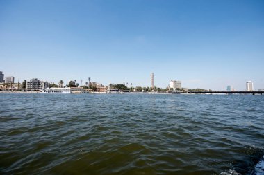 Kahire 'de görülen Nil. Nil, Afrika 'nın kuzeydoğusunda büyük bir nehirdir. Nil 'deki gemi yolculuğu size lüks ve yoksulluk arasında mücadele eden bir Mısır toplumunu gösteriyor.. 